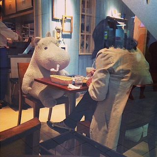Illustration for article titled This Restaurant in Japan Gives Solo Diners Stuffed Animals for Company